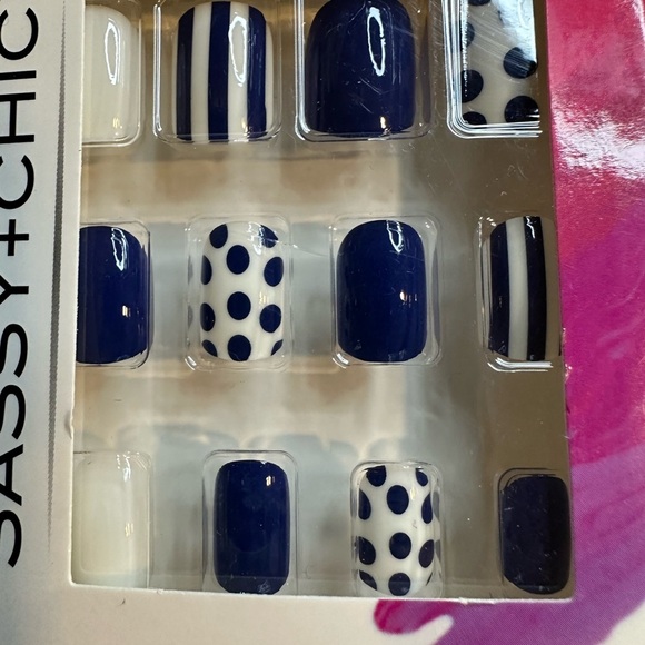 🩷5/$10 Navy and White Fashion Nails - Picture 3 of 5
